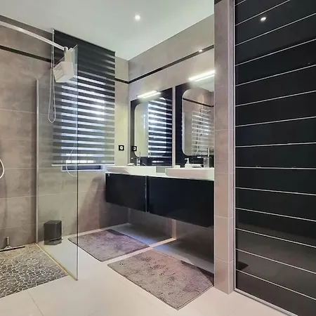 Chez K&d Appartement, Piscine, 150m * Grimaud