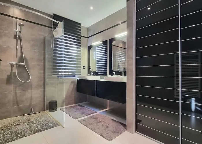 Chez K&d Appartement, Piscine, 150m * غريمو