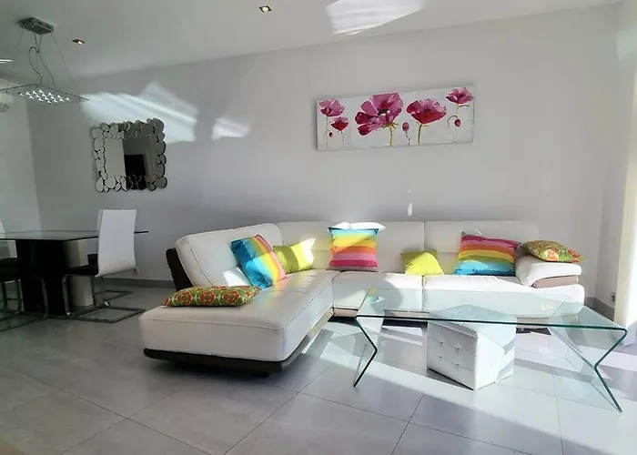 Chez K&d Appartement, Piscine, 150m غريمو